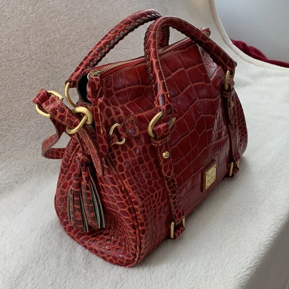 Spectacular Dooney & Bourke Red Crocodile Embossed Leather Handbag - Picture 4 of 15